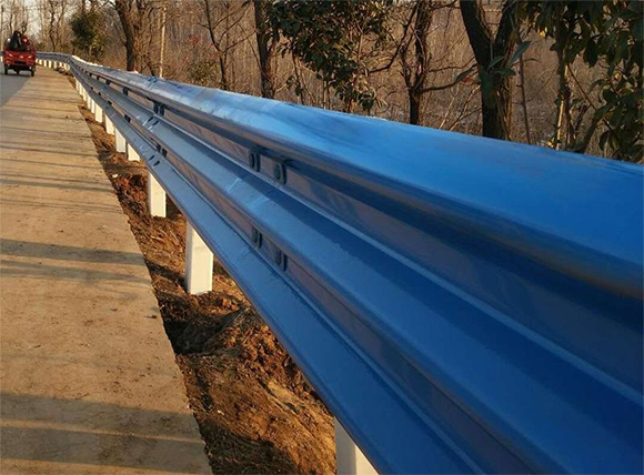 六盘水公路波形护栏板的优点